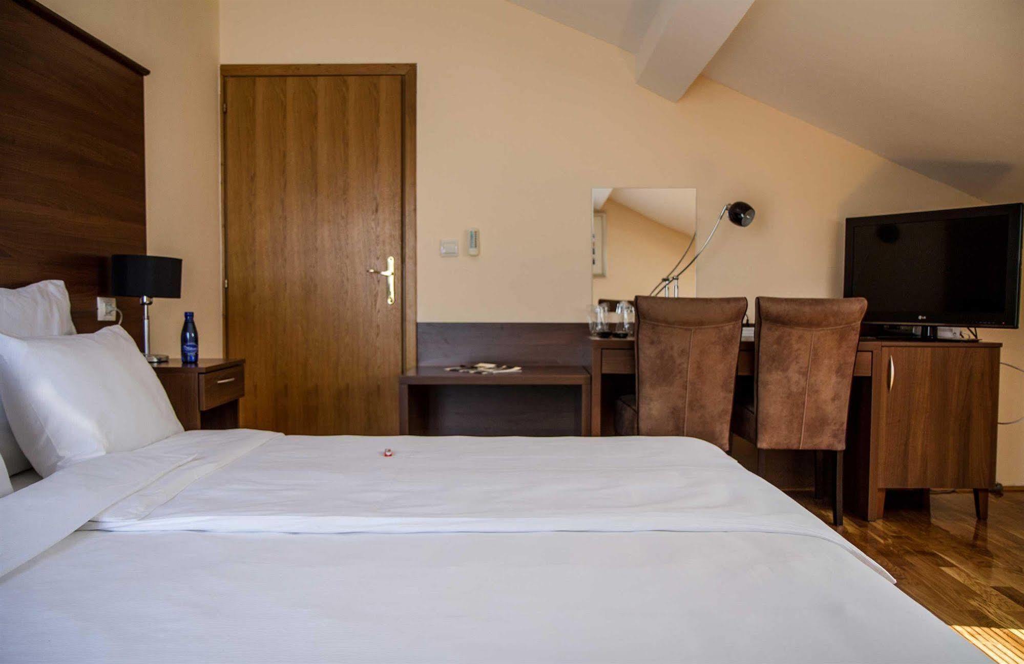 Hotel M Ποντγορίτσα Εξωτερικό φωτογραφία